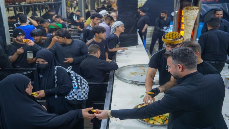 لساعات متأخرة من الليل يستمر موكب الأمانة الخاصة لمرقد الشريفة بنت الحسن (ع) بتقديم أفضل الخدمات للزائرين