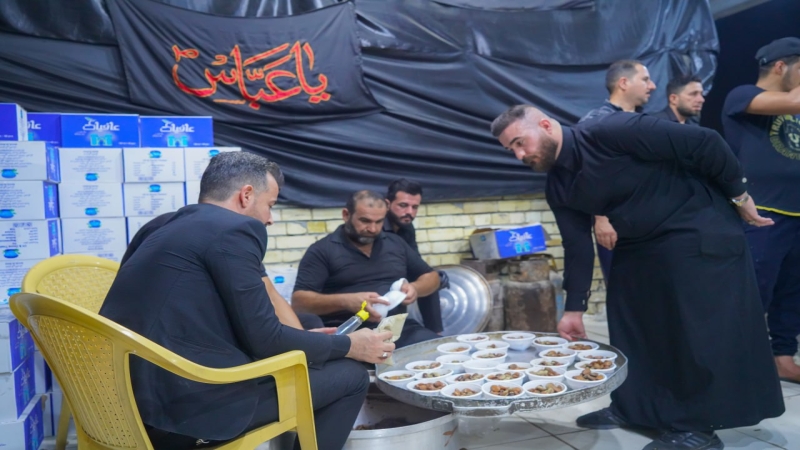 لساعات متأخرة من الليل يستمر موكب الأمانة الخاصة لمرقد الشريفة بنت الحسن (ع) بتقديم أفضل الخدمات للزائرين