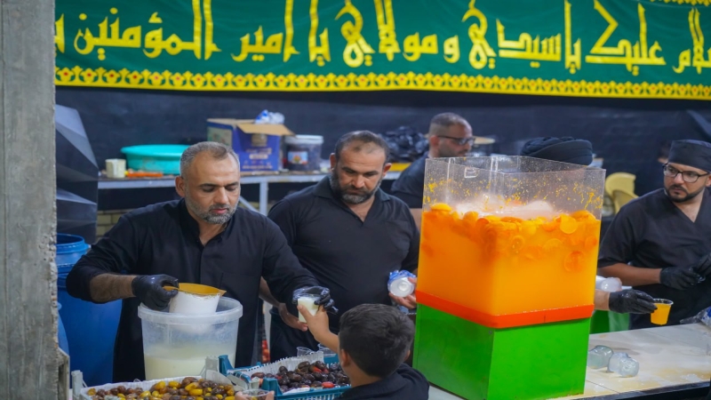 لساعات متأخرة من الليل يستمر موكب الأمانة الخاصة لمرقد الشريفة بنت الحسن (ع) بتقديم أفضل الخدمات للزائرين