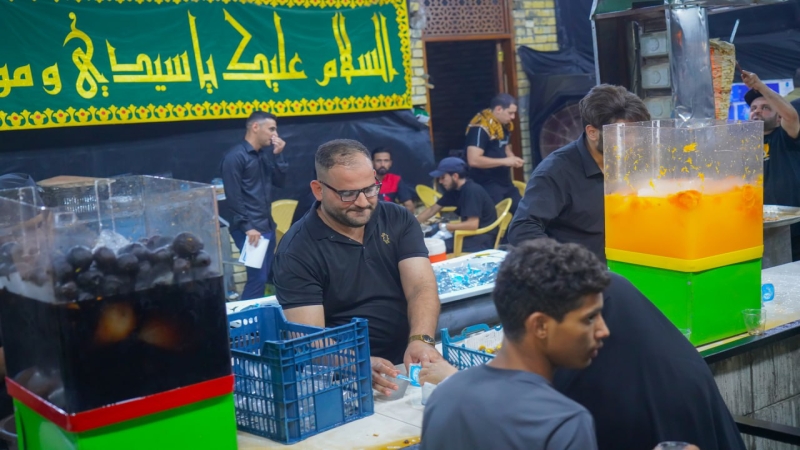 لساعات متأخرة من الليل يستمر موكب الأمانة الخاصة لمرقد الشريفة بنت الحسن (ع) بتقديم أفضل الخدمات للزائرين