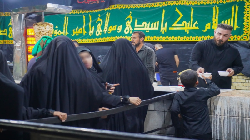لساعات متأخرة من الليل يستمر موكب الأمانة الخاصة لمرقد الشريفة بنت الحسن (ع) بتقديم أفضل الخدمات للزائرين