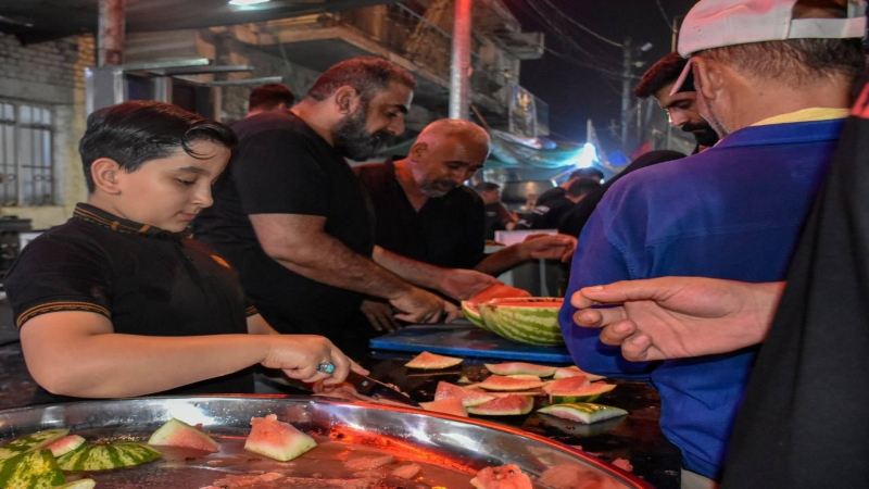 يستمر موكب الأمانة الخاصة لمرقد العلوية الطاهرة الشريفة بنت الإمام الحسن المجتبى (عليهما السلام ) في كربلاء المقدسة بتقديم افضل الخدمات الى زوار ابي ع