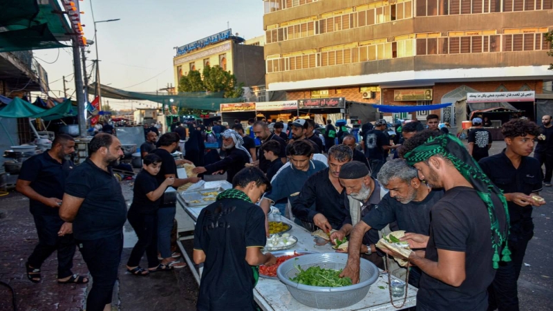 يستمر موكب الأمانة الخاصة لمرقد العلوية الطاهرة الشريفة بنت الإمام الحسن المجتبى (عليهما السلام ) في كربلاء المقدسة بتقديم افضل الخدمات الى زوار ابي ع