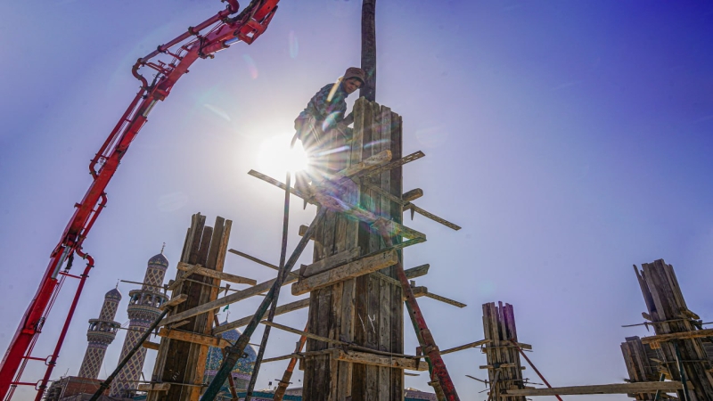 استمرار الكوادر الهندسية والفنية التابعة الى الأمانة الخاصة بصب اعمدة الطابق الثاني للبناية رقم (11) للمرقد المبارك ضمن مشروع الأواوين