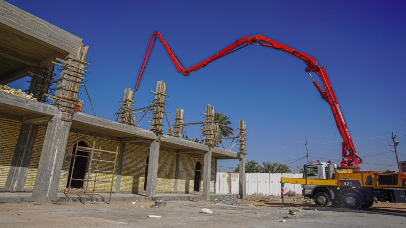 استمرار الكوادر الهندسية والفنية التابعة الى الأمانة الخاصة بصب اعمدة الطابق الثاني للبناية رقم (11) للمرقد المبارك ضمن مشروع الأواوين