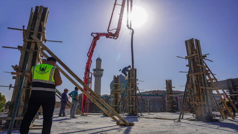 استمرار الكوادر الهندسية والفنية التابعة الى الأمانة الخاصة بصب اعمدة الطابق الثاني للبناية رقم (11) للمرقد المبارك ضمن مشروع الأواوين