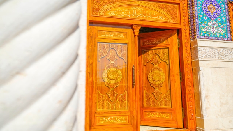 ملامح الابداع و جمال الزخارف النباتية التي تجسدت في باب السيدة ام البنين (ع) اروقة الشريفة بنت الامام الحسن المجتبى (ع)