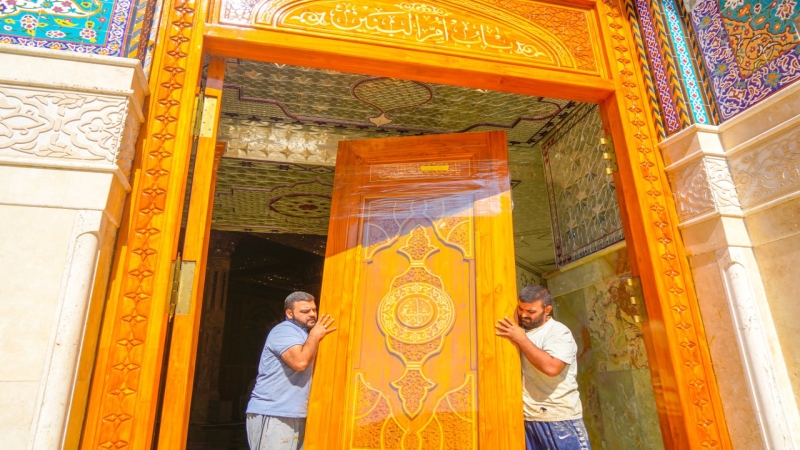 ملامح الابداع و جمال الزخارف النباتية التي تجسدت في باب السيدة ام البنين (ع) اروقة الشريفة بنت الامام الحسن المجتبى (ع)
