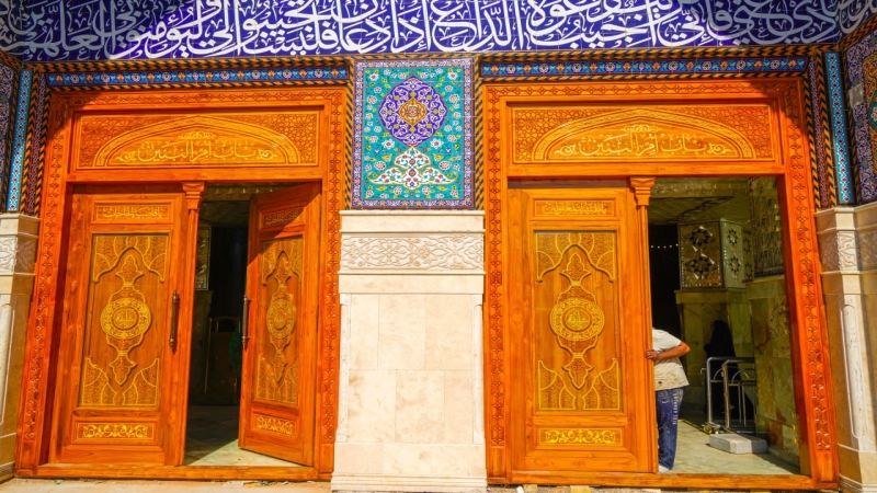 ملامح الابداع و جمال الزخارف النباتية التي تجسدت في باب السيدة ام البنين (ع) اروقة الشريفة بنت الامام الحسن المجتبى (ع)
