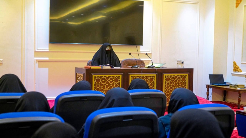 استمرار الدورات القرآنية و الفقهية للمنتسبين الكرام في المرقد المبارك