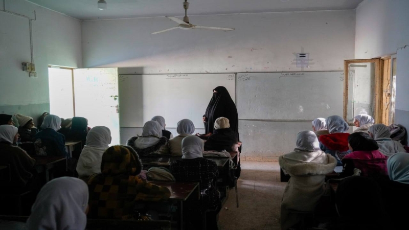 الأمانة الخاصة لمرقد العلوية الشريفة بنت الحسن (ع) تنظم زيارات الى المدارس تهدف الى تعليم المسائل الفقهية والعقائدية والأخلاقية ونشر علوم القرآن