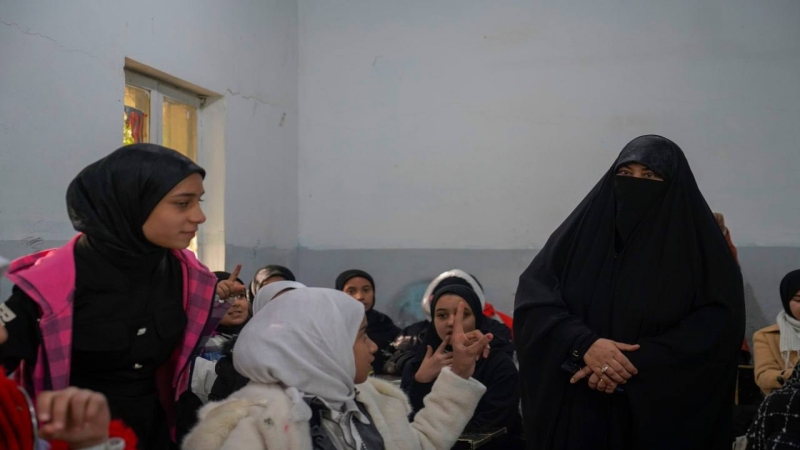 الأمانة الخاصة لمرقد العلوية الشريفة بنت الحسن (ع) تنظم زيارات الى المدارس تهدف الى تعليم المسائل الفقهية والعقائدية والأخلاقية ونشر علوم القرآن