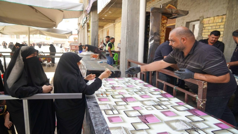موكب الامانة الخاصة لمرقد الشريفة بنت الامام الحسن المجتبى (ع) يواصل تقديم خدماته للزائرين
