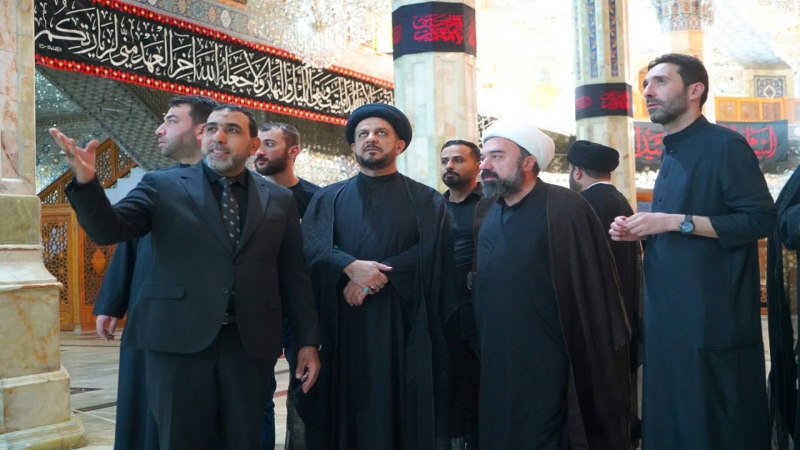 وفد من الحوزة العلمية في النجف الاشرف يتشرف بزيارة مرقد شهيدة الركب الحسيني