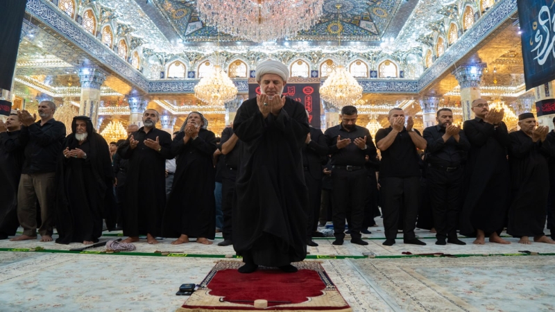 أقيمت صلاة الجماعة في مرقد العلوية الشريفة بنت الإمام الحسن المجتبى (عليهما السلام) بإمامة الشيخ محمد لطيف، وسط أجواء إيمانية وروحانية مفعمة بالخشوع و