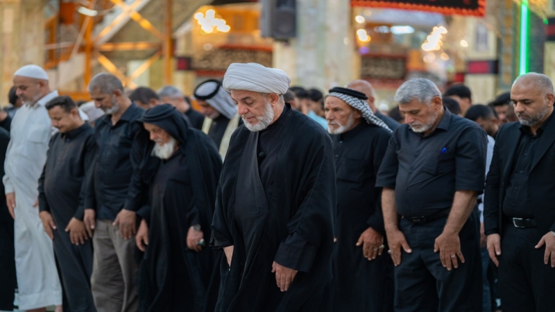أقيمت صلاة الجماعة في مرقد العلوية الشريفة بنت الإمام الحسن المجتبى (عليهما السلام) بإمامة الشيخ محمد لطيف، وسط أجواء إيمانية وروحانية مفعمة بالخشوع و