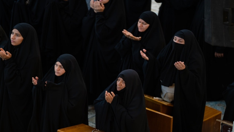 أقيمت صلاة الجماعة في مرقد العلوية الشريفة بنت الإمام الحسن المجتبى (عليهما السلام) بإمامة الشيخ محمد لطيف، وسط أجواء إيمانية وروحانية مفعمة بالخشوع و
