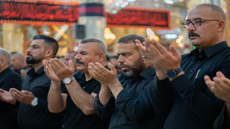 أقيمت صلاة الجماعة في مرقد العلوية الشريفة بنت الإمام الحسن المجتبى (عليهما السلام) بإمامة الشيخ محمد لطيف، وسط أجواء إيمانية وروحانية مفعمة بالخشوع و