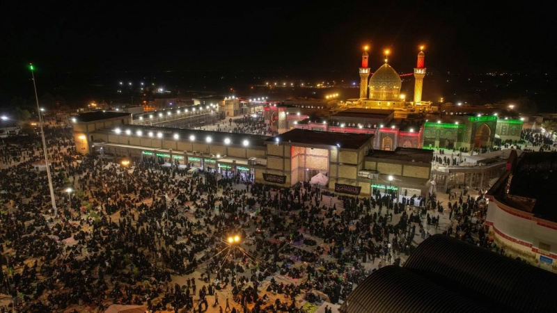 أمواجٌ من الزائرين تتوافد الى المرقد الشريف لإحياء ليلة العاشر من محرم، ليلةٍ تتجدد فيها معاني الإيمان والصبر والوفاء لنهضة الإمام الحسين (عليه السلام