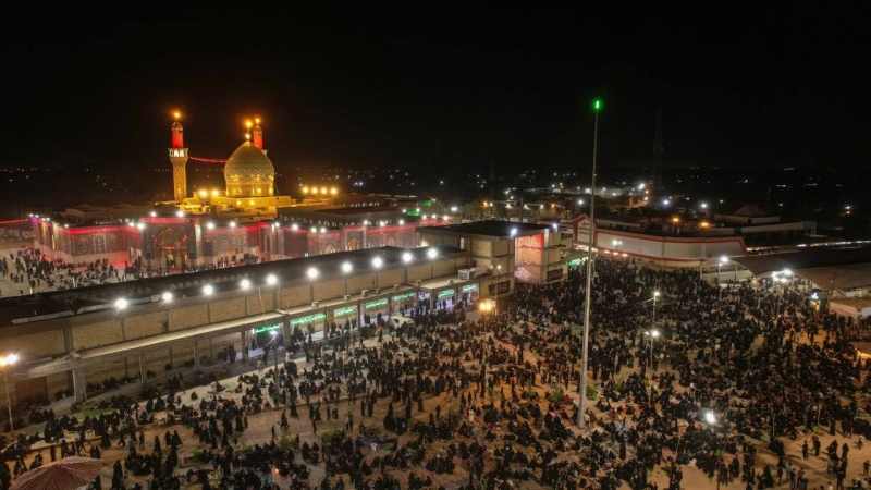 أمواجٌ من الزائرين تتوافد الى المرقد الشريف لإحياء ليلة العاشر من محرم، ليلةٍ تتجدد فيها معاني الإيمان والصبر والوفاء لنهضة الإمام الحسين (عليه السلام