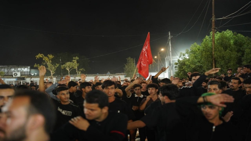 أمواجٌ من الزائرين تتوافد الى المرقد الشريف لإحياء ليلة العاشر من محرم، ليلةٍ تتجدد فيها معاني الإيمان والصبر والوفاء لنهضة الإمام الحسين (عليه السلام