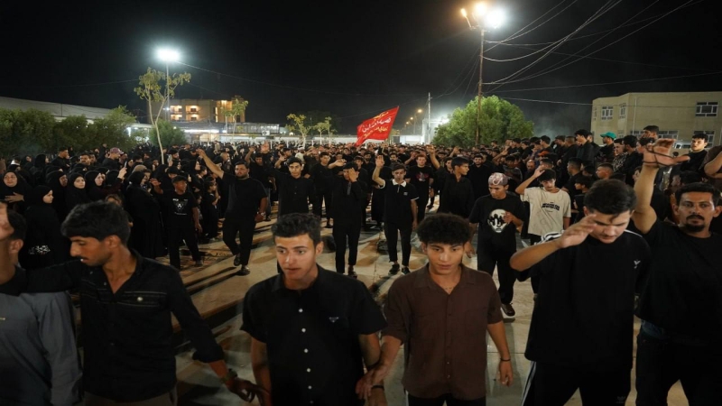 أمواجٌ من الزائرين تتوافد الى المرقد الشريف لإحياء ليلة العاشر من محرم، ليلةٍ تتجدد فيها معاني الإيمان والصبر والوفاء لنهضة الإمام الحسين (عليه السلام