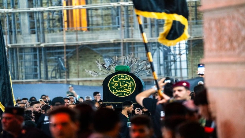المؤمنون يشاركون بمراسيم التشييع الرمزي لنعش الامام الحسن المجتبى (ع) كريم آل البيت في حرم طبيبة المعلولين