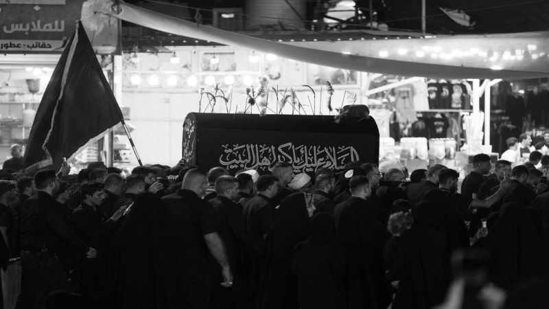 المؤمنون يشاركون بمراسيم التشييع الرمزي لنعش الامام الحسن المجتبى (ع) كريم آل البيت في حرم طبيبة المعلولين