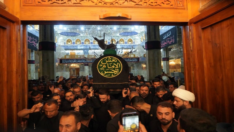 المؤمنون يشاركون بمراسيم التشييع الرمزي لنعش الامام الحسن المجتبى (ع) كريم آل البيت في حرم طبيبة المعلولين