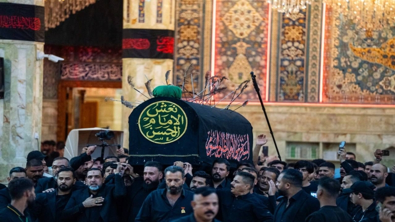 المؤمنون يشاركون بمراسيم التشييع الرمزي لنعش الامام الحسن المجتبى (ع) كريم آل البيت في حرم طبيبة المعلولين