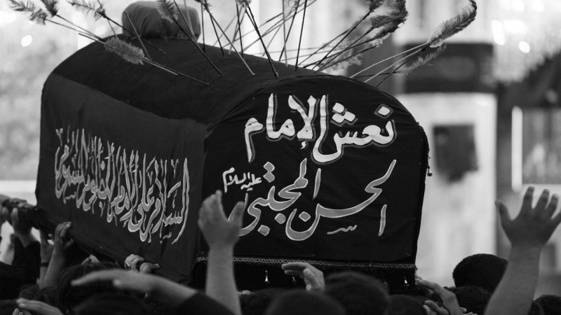 المؤمنون يشاركون بمراسيم التشييع الرمزي لنعش الامام الحسن المجتبى (ع) كريم آل البيت في حرم طبيبة المعلولين